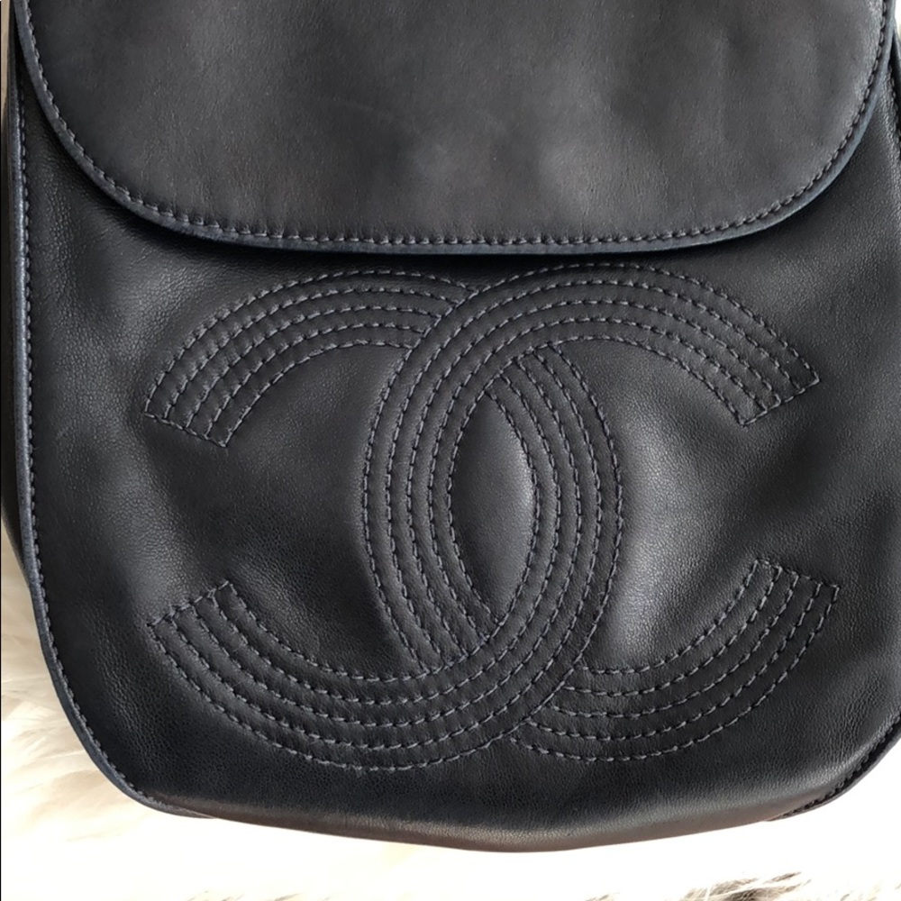 Chanel navy blue lambskin backpack - Picture 3 of 16